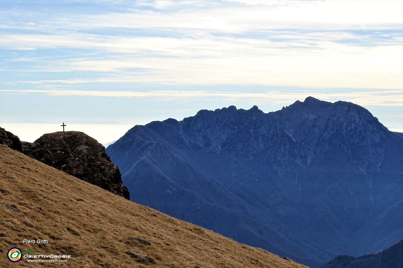 55 Dalla Baita Mincucco (1840 m) vista sulla croce del torrione roccioso (1832 m).JPG